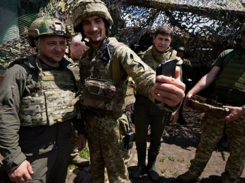 Зеленский призвал чиновников и депутатов чаще приезжать на фронт в зону ООС на Донбассе
