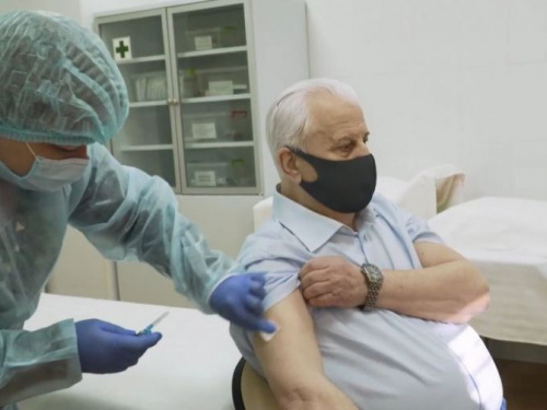 87-летний первый президент Украины вакцинировался CoviShield (ВИДЕО) 