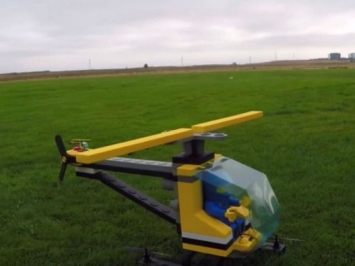 Американец построил гигантский беспилотный Lego вертолет (ВИДЕО)