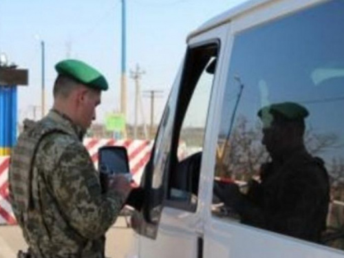 Через КПВВ Донбасса продолжают ездить по поддельным документам и давать взятки