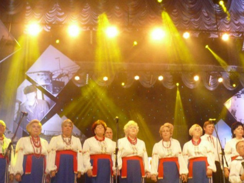 Завораживающий вокал и приятные воспоминания: в Авдеевке выступили легенды коксохима (ФОТО)