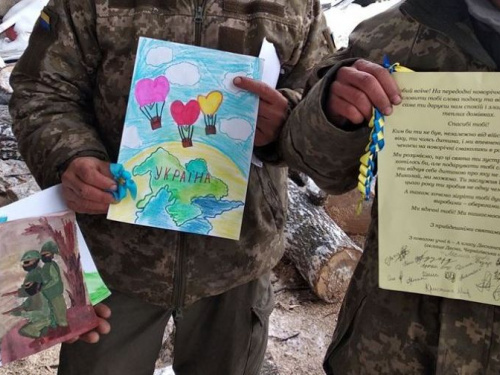 Открытки, обереги и лакомства:  авдеевские "симики" доставили бойцам подарки от детей и волонтеров (ФОТО)