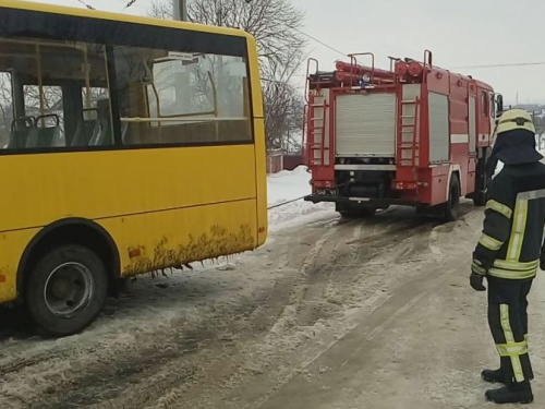 Автобус и грузовики стали заложниками ледяных ловушек Донетчины (ФОТО + ВИДЕО)
