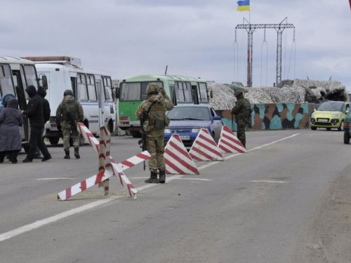 Ситуация на блокпостах Донбасса: огромные очереди скопились у линии соприкосновения