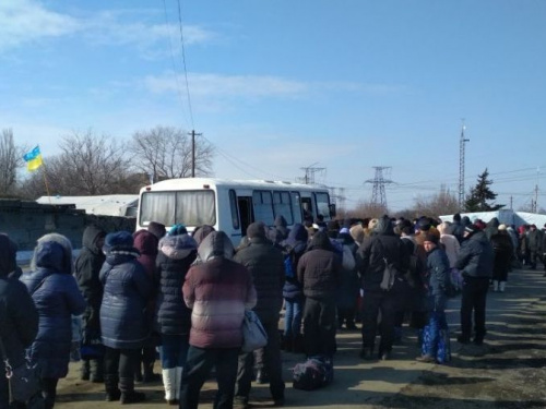 Спецоперация по выявлению перевозчиков-нелегалов привела к огромным очередям на КПВВ "Майорское" (ФОТО)