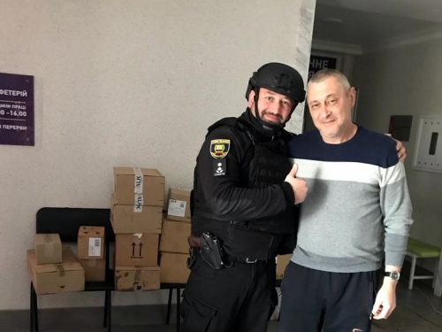 Поліцейські доставили медикаменти до лікарні Авдіївки