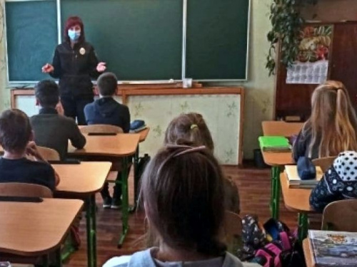 Авдеевский полицейские рассказали ребятам из Новоселовки, как противодействовать школьном буллингу