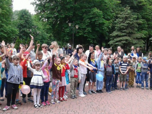 В центре прифронтовой Авдеевки отмечают День защиты детей (ФОТО)