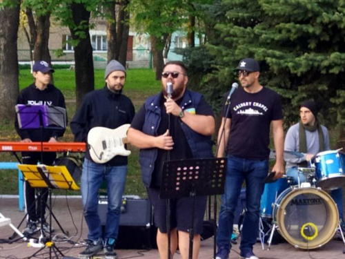 В Авдіївці біля пам ятника Шевченку заспівав інтернаціональний гурт