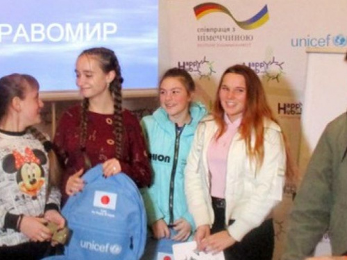 Дети из Авдеевки сыграли в брейн-ринг и получили фирменные рюкзаки ЮНИСЕФ