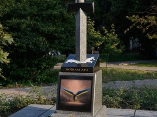 В Украине ужесточили наказание за осквернение могил ветеранов АТО и незаконное ношение военной формы