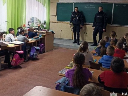 В Авдеевке правоохранители продолжают знакомить школьников с дорожной грамотой