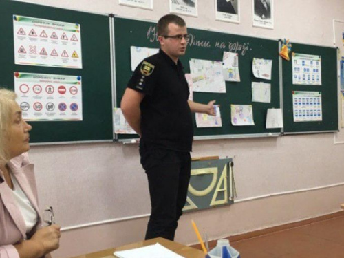 Полицейские рассказали детям в Авдеевке о безопасном поведении на дороге