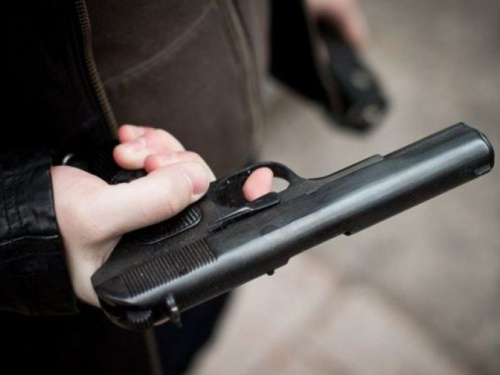 Полицейские Донецкой области за сутки пять раз изымали опасные "сувениры": пистолет, гранаты, порох