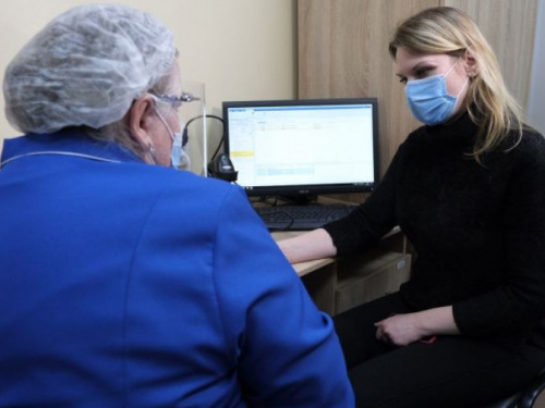 У Донецькій області першу дозу вакцини проти COVID-19 отримала медична сестра