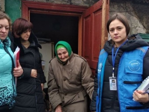 Волонтеры из Авдеевки помогли пожилой женщине оформить соцпомощь