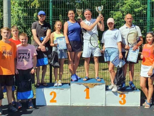 Авдеевские теннисисты провели турнир ко Дню Независимости Украины