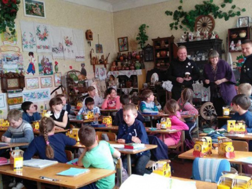 Правоохранители поздравили авдеевских детей с Пасхой (ФОТО)