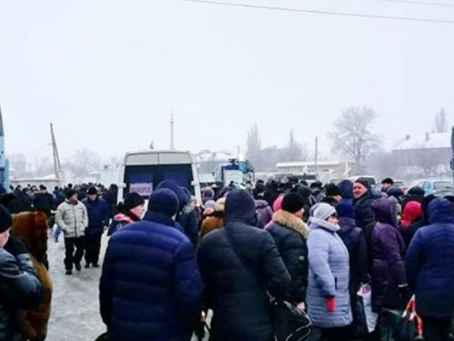Донбасс: сотни человек стоят в очередях у КПВВ, раздаются взрывы