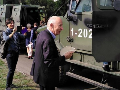 Делегация Сената и МИД Франции  на бронемашинах  едет на линию разграничения в Донецкой области