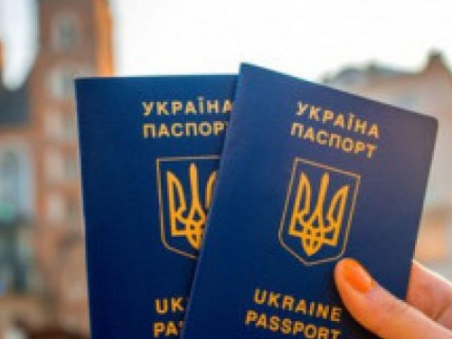 Половина українців готова виїхати за кордон на заробітки