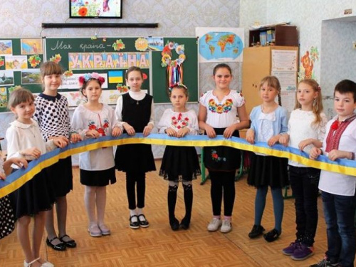 Авдеевские школьники создали цепь единения (ФОТО)