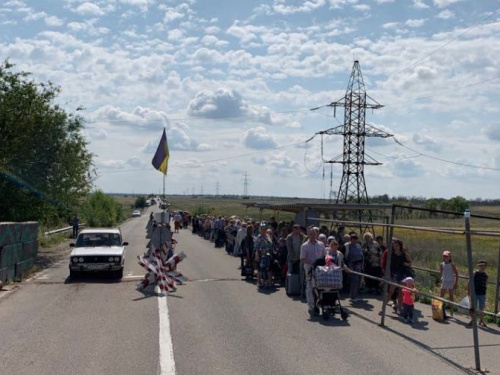 Утро у донбасских пунктов пропуска: в КПВВ «Марьинка» очередь была в одну сторону