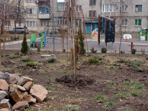 В Авдеевке озеленили детскую площадку между улиц Гагарина и Менделеева (ФОТОФАКТ)