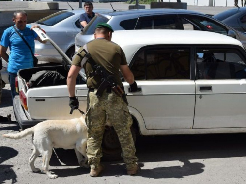 Сводка с донбасских пунктов пропуска: уменьшился поток людей и машин, произошло задержание в КПВВ «Марьинка»