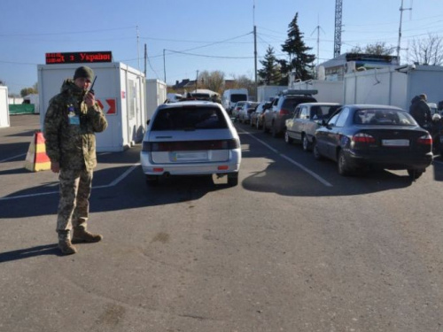 Донбасские пункты пропуска: самые большие очереди утром были у КПВВ «Майорское»