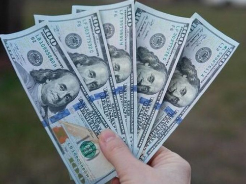 Украинцы активно избавляются от валюты – установили максимум по чистой продаже за шесть лет