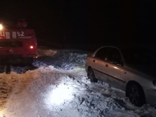 Рятувальники Донеччини декілька разів допомагали водіям, які застрягли у снігових заметах