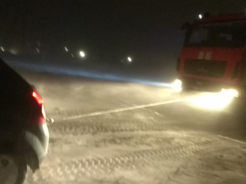 В Донецкой области спасли из снежных ловушек скорую помощь и легковушку