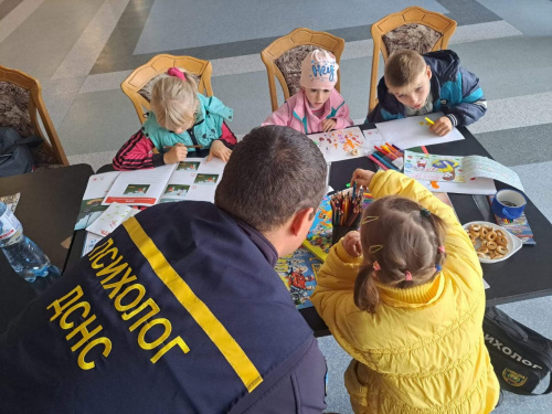 Евакуйованим дітям, що прибувають до Покровська, надає екстрену допомогу психолог ДСНС 
