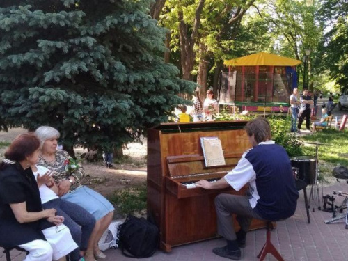 Хип-хоп баттлы и гимн под аккомпанемент фортепиано: в Авдеевке прошел праздник уличной музыки (ФОТО)