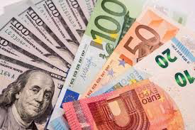 Вперше за 20 років: курс євро впав до мінімуму, зрівнявшись із доларом