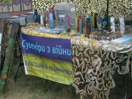 Представители Авдеевки на фестивале плели маскировочные сетки и собирали деньги на дрон (ФОТО)