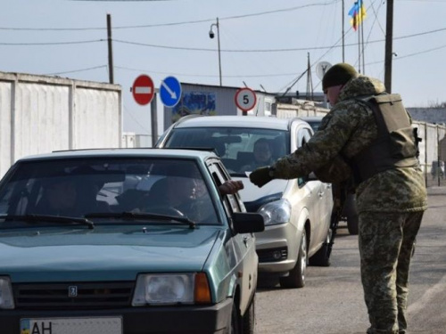 Через КПВВ в сторону Донецка пропустили гуманитарный груз. Но были и задержания