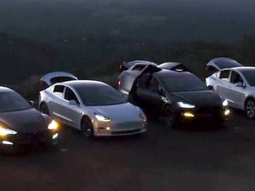 Автомобили Tesla «исполнили» фарами украинский Щедрик (ВИДЕО)