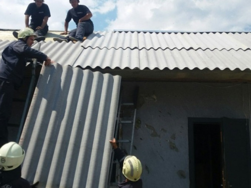 Спасатели ГСЧС активно восстанавливают  поврежденное обстрелами жилье в  Авдеевке (ФОТО)