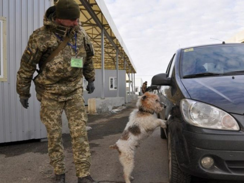 Пограничники не пропустили через линию разграничения на Донбассе компьютеры и таблетки с кодеином