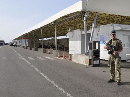 Шесть грузовиков пропустили украинские пограничники на оккупированный Донбасс