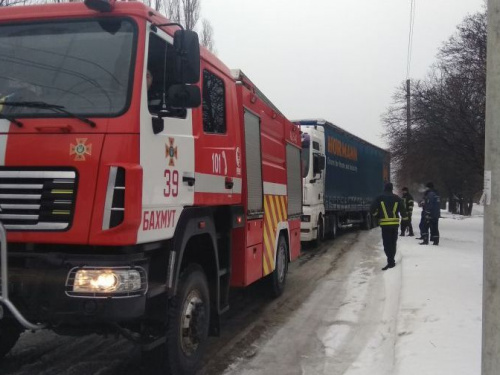 На дорогах Донецкой области девять машин и автобус попали в снежные ловушки (ФОТО)