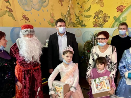 Яркие забавы и приятные сюрпризы: воспитанники "Искорки" получили новогодние подарки от генерального директора АКХЗ