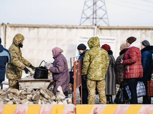 Двадцать девять человек не пропустили через линию соприкосновения на Донбассе