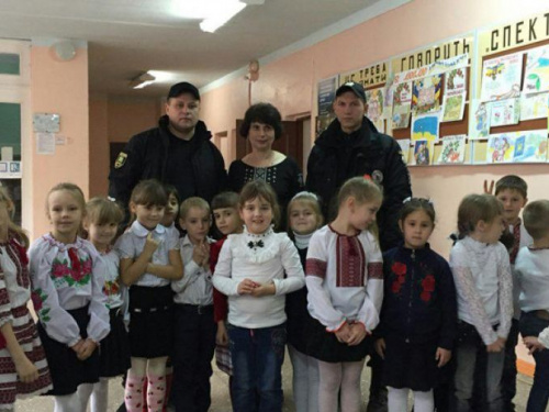 Дети пригласили полицию Авдеевки на патриотический урок (ФОТО)