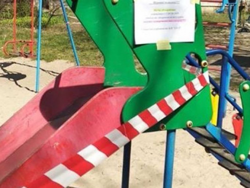 Детские площадки в Авдеевке огораживают красными ленточками: фотофакт
