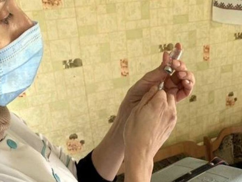 В Авдіївці працює мобільна бригада з вакцинації літніх людей