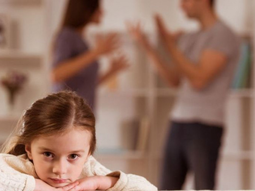 В Украине ужесточили наказание для родителей, выясняющих отношения при детях