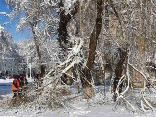 ФОТОФАКТ: авдеевские коммунальщики устраняют последствия снегопада